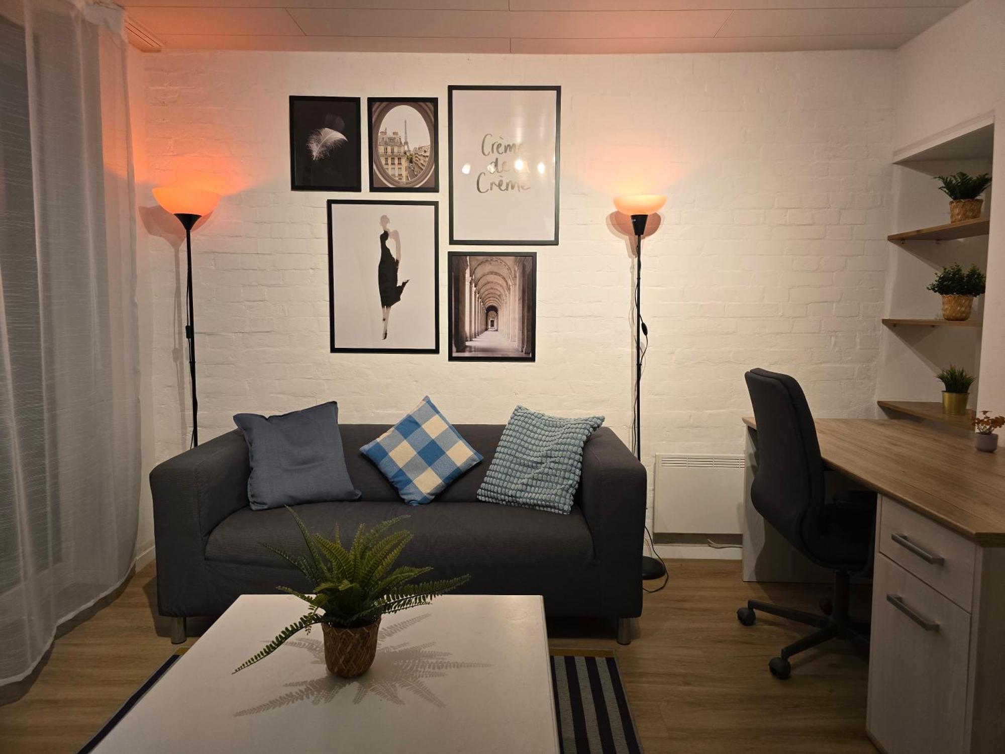 Metropolitan Tranquility Near Deli Railway Station Apartment *